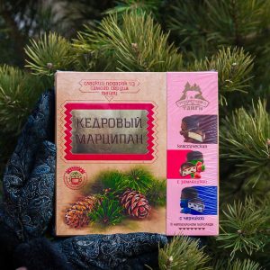 Кедровый марципан классический с земляникой и черникой