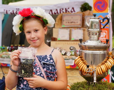 девочка с чаем