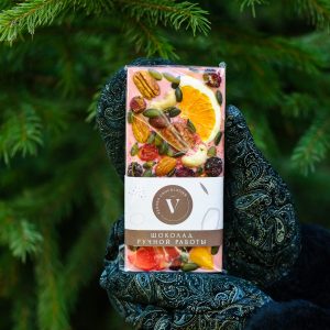 Шоколад белый 90 гр со вкусом клубники "Верона"