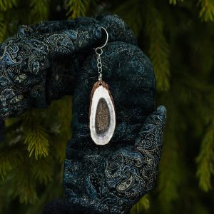 Брелок из спила рога марала