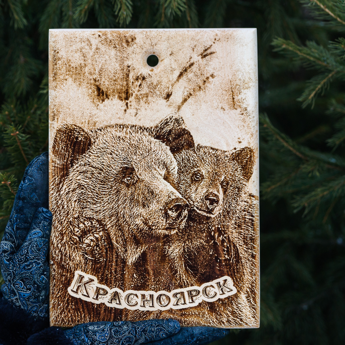 Доска разделочная сувенирная. Медведица с медвежонком. Кедр.35*25*2
