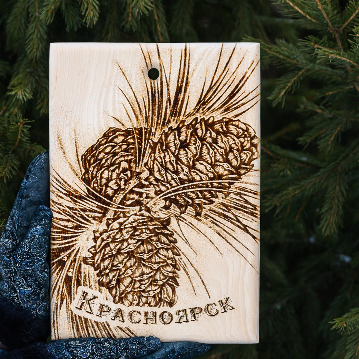 Доска разделочная сувенирная. Шишки кедровые