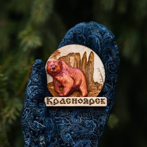 Магнит на холодильник деревянный. Медведь на столбах