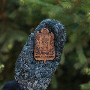 Деревянный магнит герб Красноярска