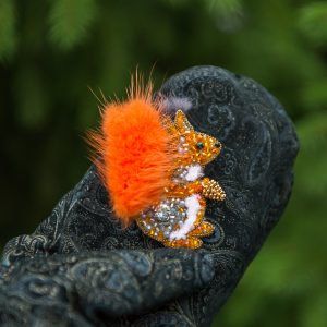 Авторская брошь из бисера Белочка