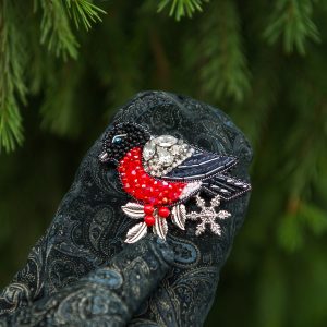 Авторская брошь из бисера Снегирь и снежинка