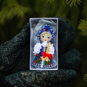 Авторская брошь из бисера Алёнка