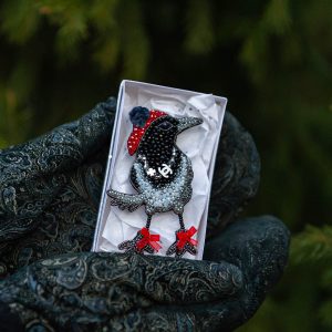 Авторская брошь из бисера Сорока
