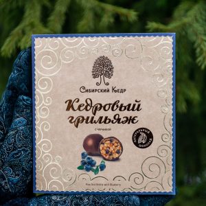 Кедровый грильяж с черникой в шоколадной глазури / 120 гр.