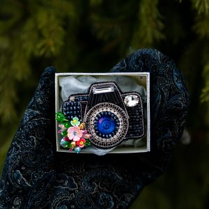 Авторская брошь из бисера фотоаппарат