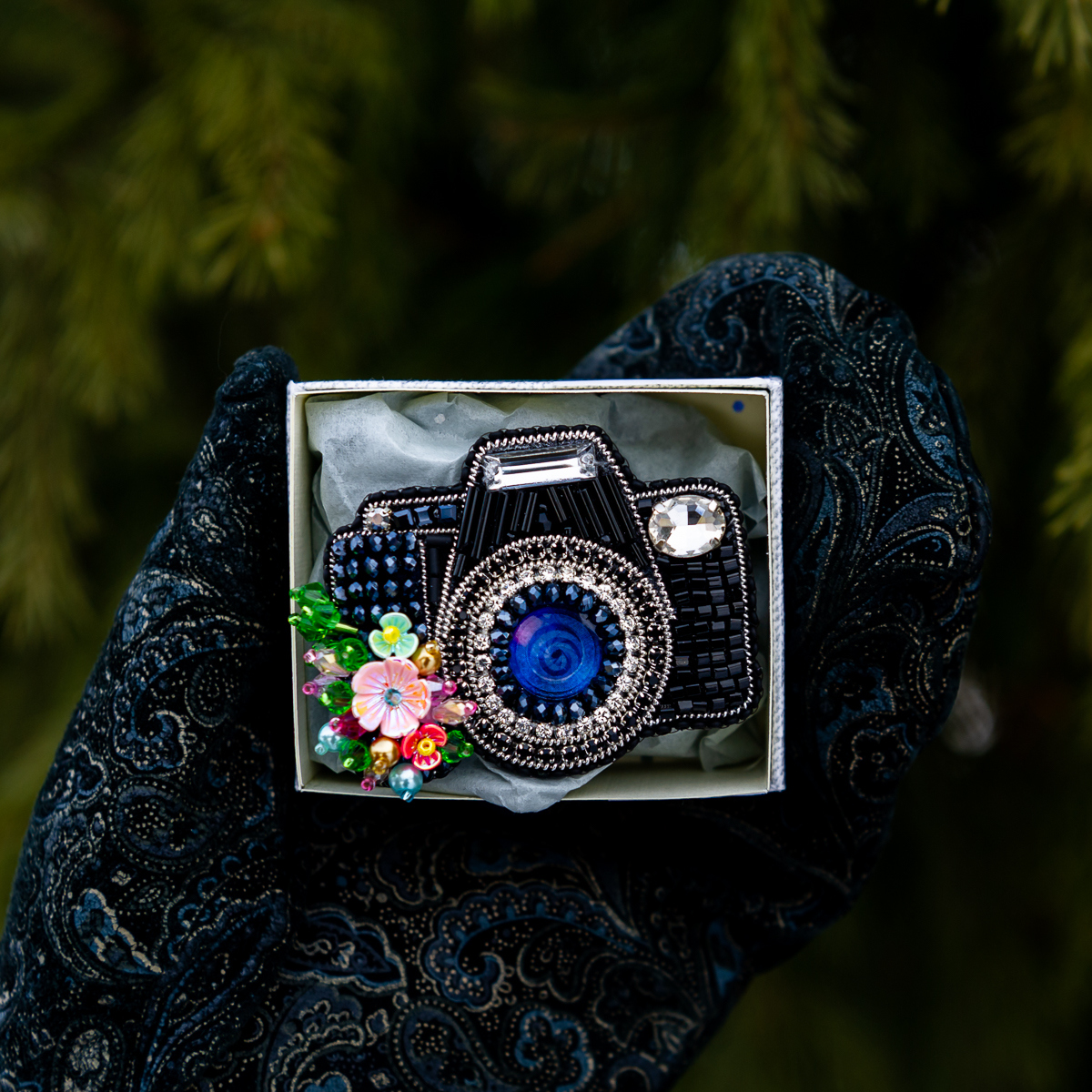 Авторская брошь из бисера фотоаппарат