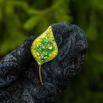 Авторская брошь из бисера лист