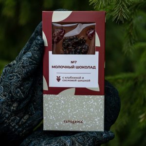 Молочный шоколад № 7 с клубникой и сосновой шишкой 90 гр