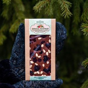 Шоколад молочный с кедровой шишкой, кедровым орехом и клюквой 100 г